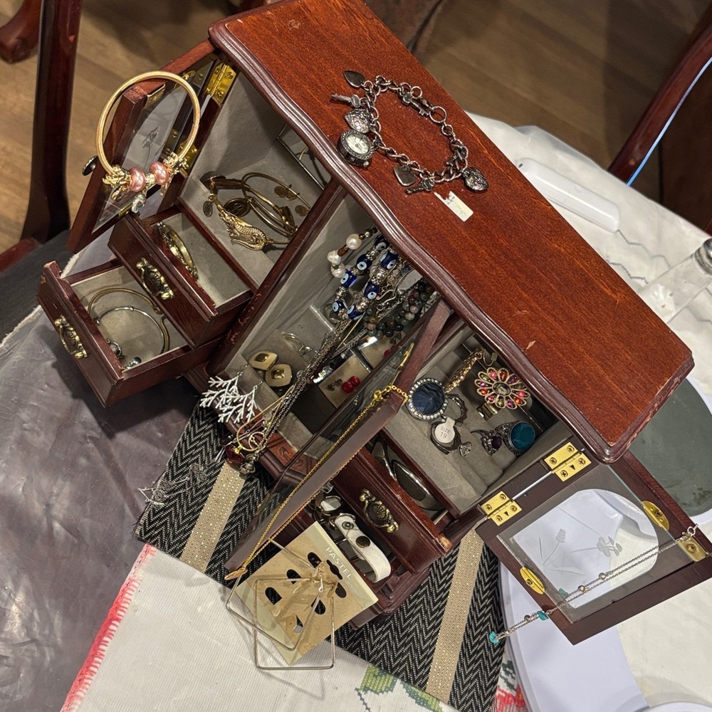 FINALPRIZE🔥A lot,Jewelry wooden box 31 pc Elegant items including the box